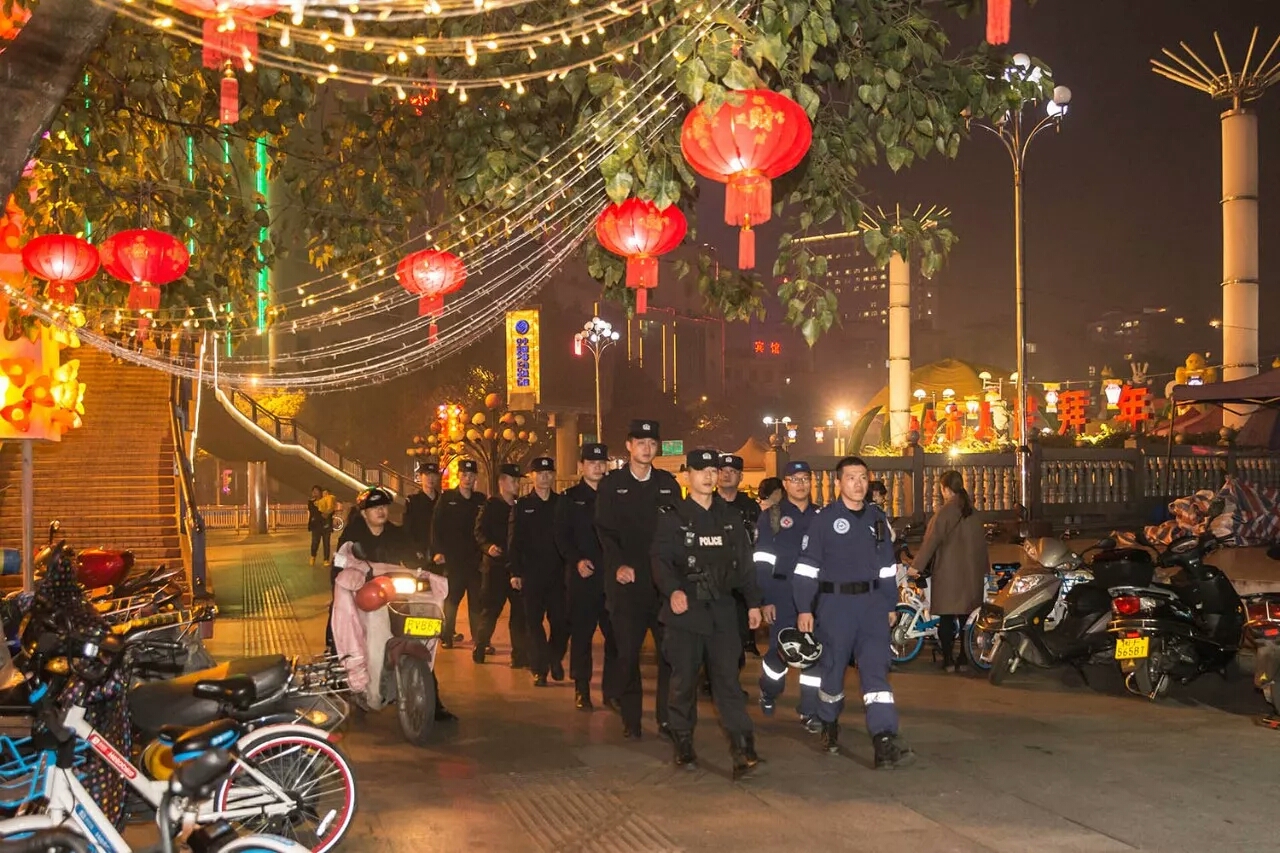 配合公安特警春节常态化巡逻.jpg